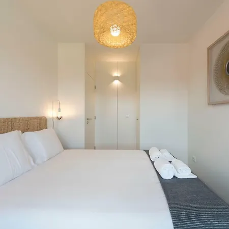 Lovelystay - Gorgeous Modern Flat W/ Balcony *