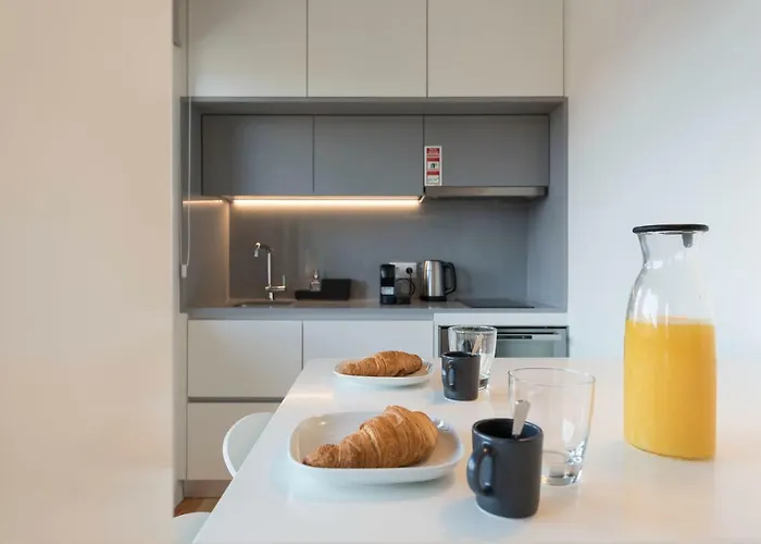 Lovelystay - Gorgeous Modern Flat W/ Balcony