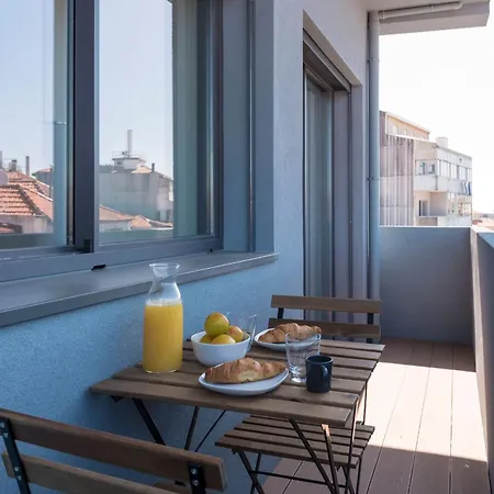 Lovelystay - Gorgeous Modern Flat W/ Balcony * Oporto