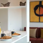 Lovelystay - Gorgeous Modern Flat W/ Balcony *