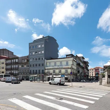 Lovelystay - Gorgeous Modern Flat W/ Balcony