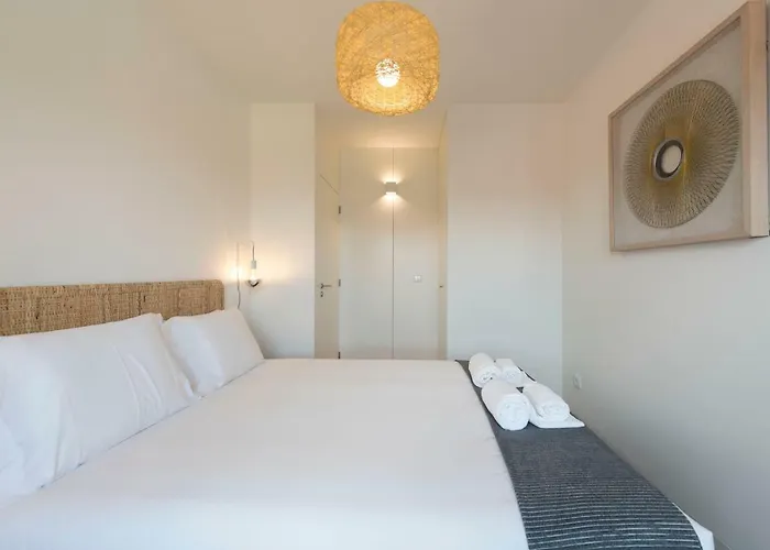 Lovelystay - Gorgeous Modern Flat W/ Balcony *