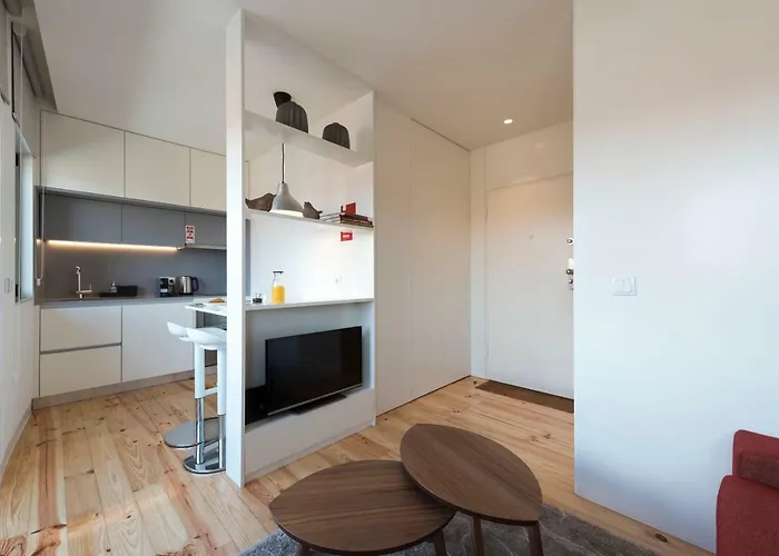 Апартаменты Lovelystay - Gorgeous Modern Flat W/ Balcony