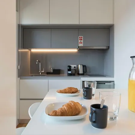 Lovelystay - Gorgeous Modern Flat W/ Balcony